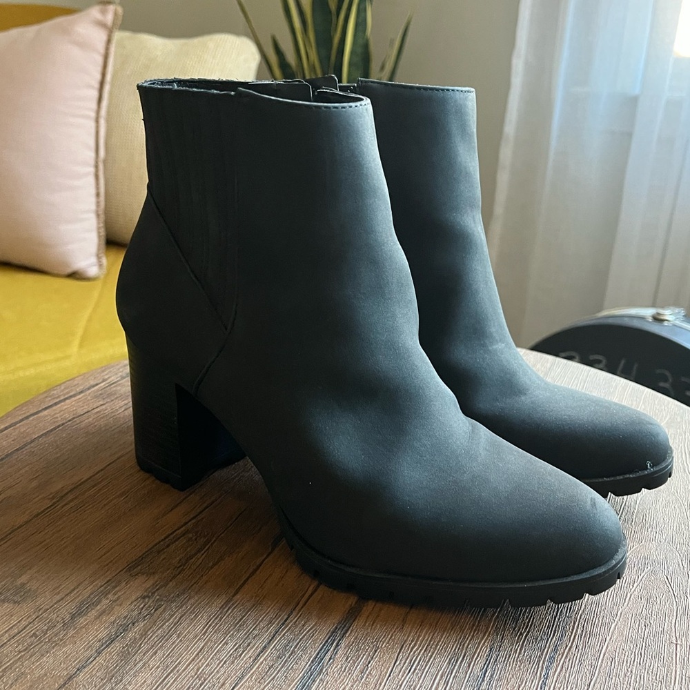 Kelly & Katie Yona Chelsea Boot in Black Size 8.5